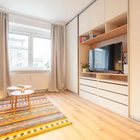 Stylish 1br - Local Market Vibes - Ac - Pool Walk * ברטיסלאבה