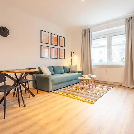 Stylish 1br - Local Market Vibes - Ac - Pool Walk ברטיסלאבה