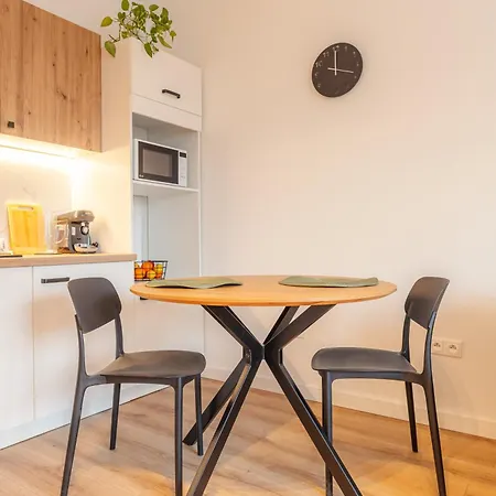 Stylish 1br - Local Market Vibes - Ac - Pool Walk * ברטיסלאבה