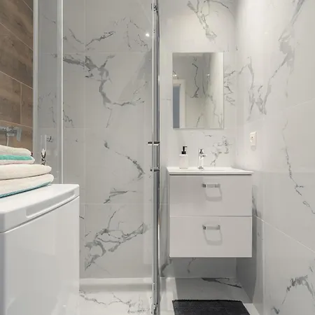 Stylish 1br - Local Market Vibes - Ac - Pool Walk דירה ברטיסלאבה