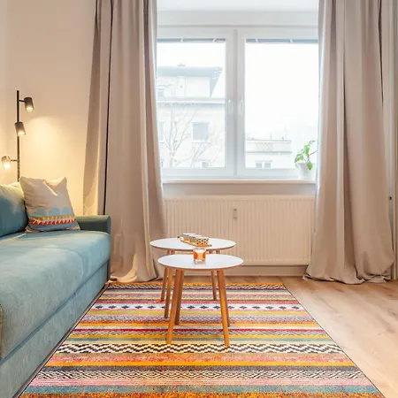 Stylish 1br - Local Market Vibes - Ac - Pool Walk דירה ברטיסלאבה