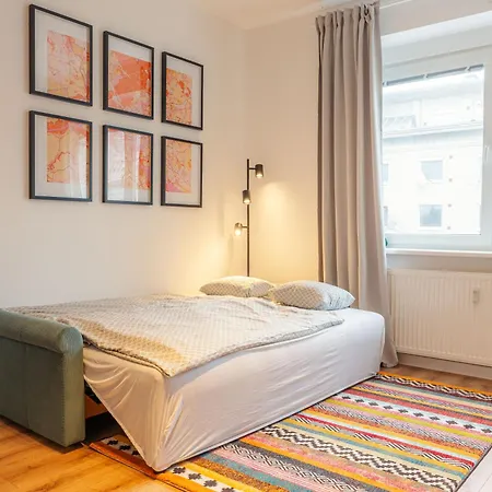 Stylish 1br - Local Market Vibes - Ac - Pool Walk דירה ברטיסלאבה